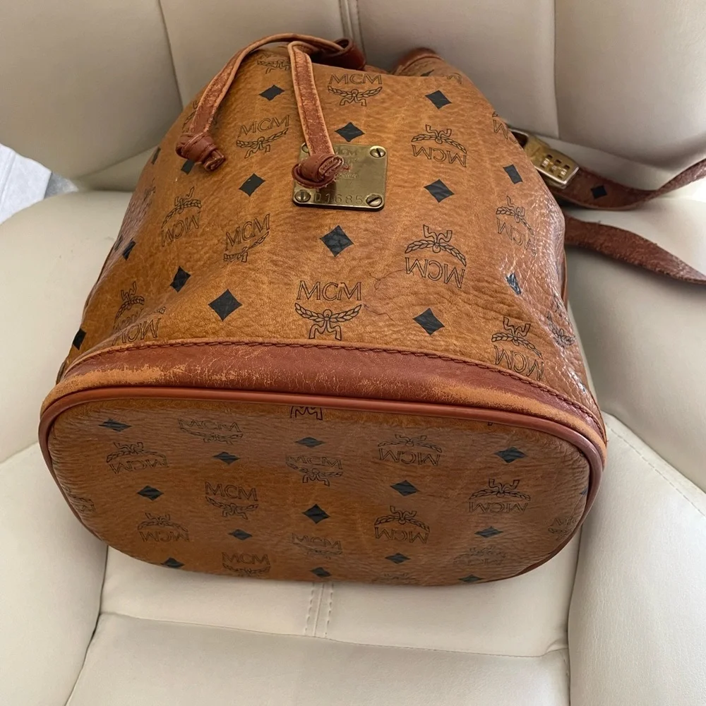 MCM bucket bag 🖤 - Picture 3 of 9